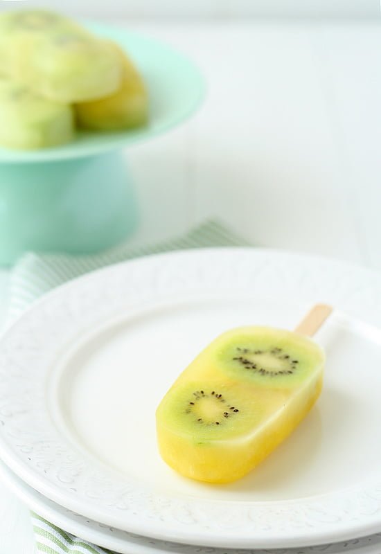 Polos de piña y kiwi