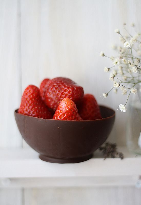 Bol de chocolate con ensalada de fresas - Chocolate bowl Bol de chocolate con ensalada de fresas - Chocolate bowl