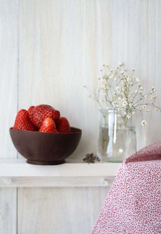 Bol de chocolate con ensalada de fresas - Chocolate bowl Bol de chocolate con ensalada de fresas - Chocolate bowl