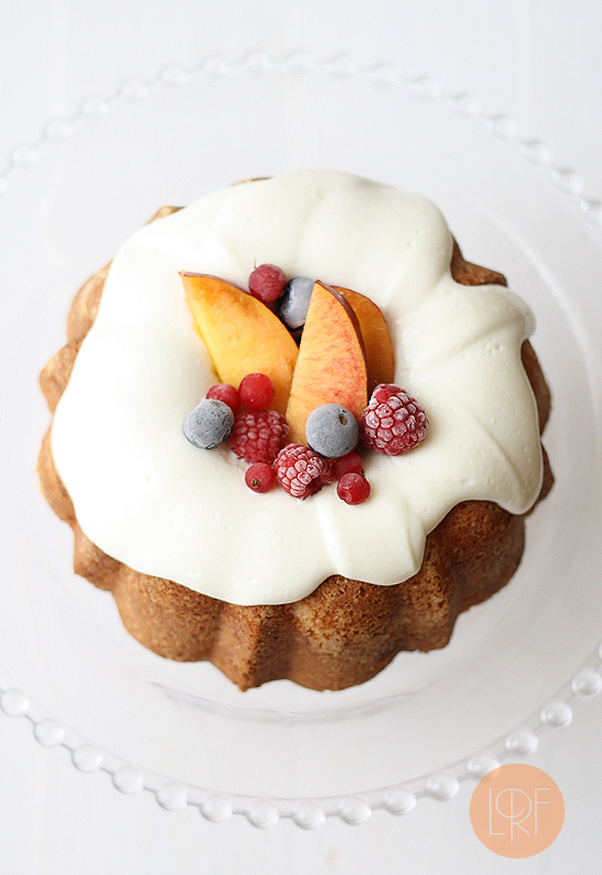 Bizcocho de limón con frutas de verano Bizcocho de limón con frutas de verano