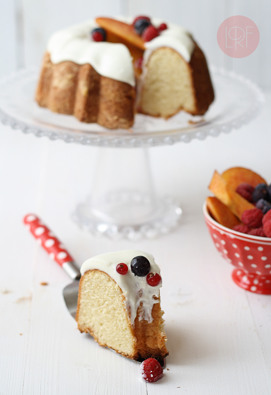 Bizcocho de limón con frutas de verano Lemon pound cake