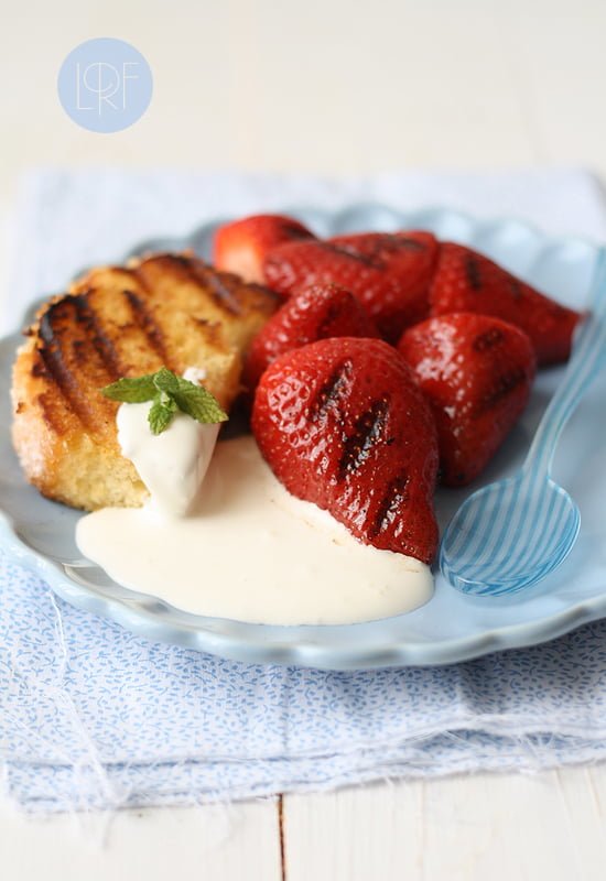 Fresas con bizcocho a la plancha