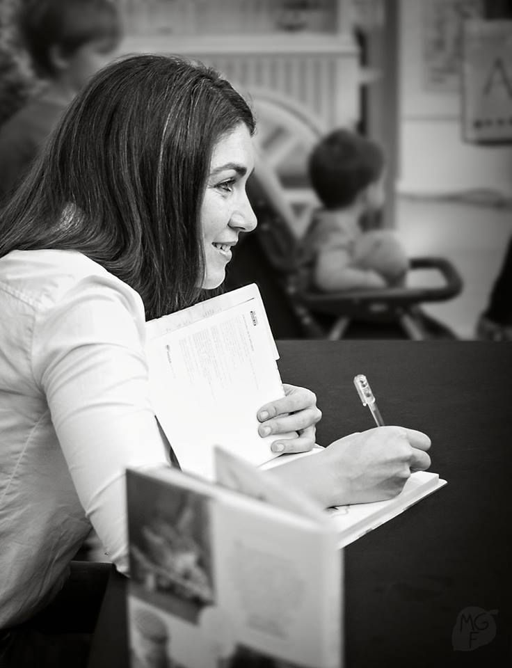 Firmando libros (foto de Miriam García Foto)