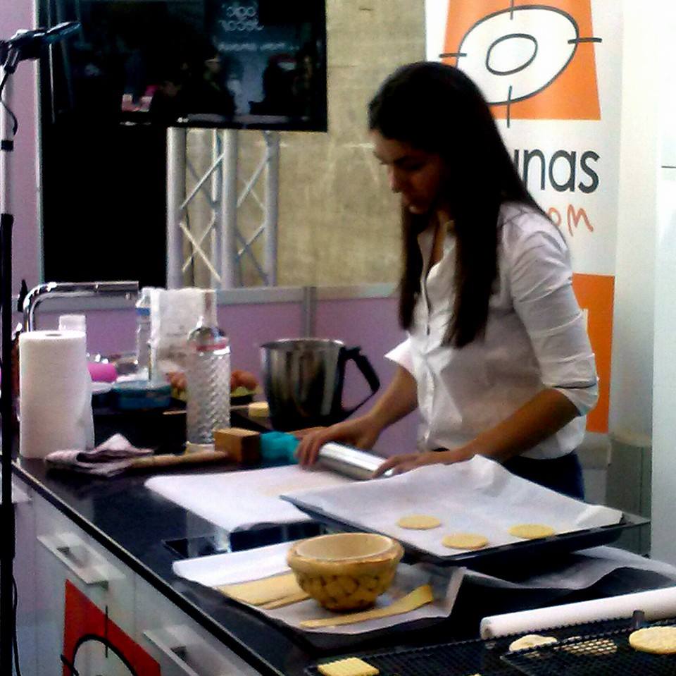 Preparando galletas grabadas y cestas de ensalada