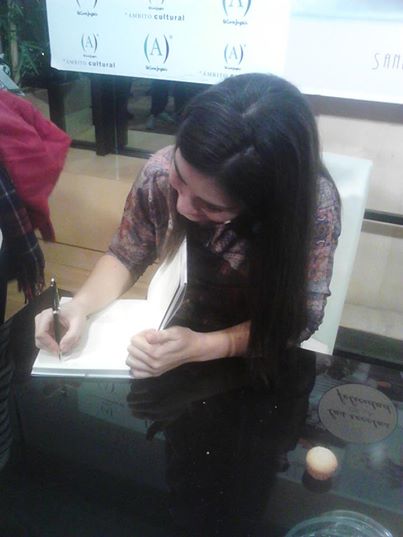 Firmando. Concentrada para no equivocarme de nombre. Me ha pasado :(