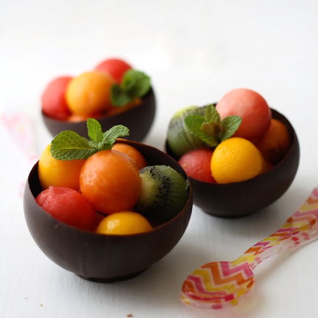 Ensalada de frutas en cuenco de chocolate/Fruit salad in chocolate bowl